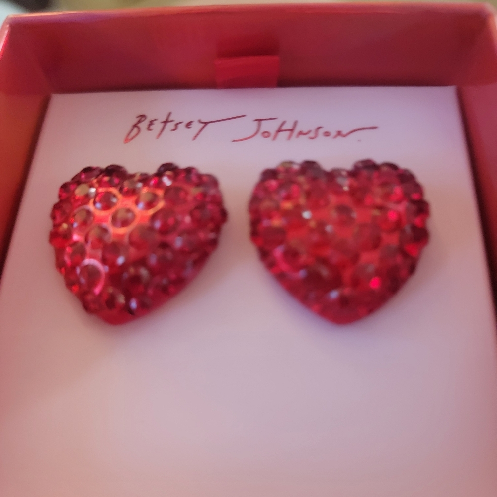 NEW NWT Betsey Johnson Sparkling Red Heart Earrings